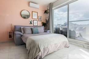 Bright spacious getaway close to the Sea